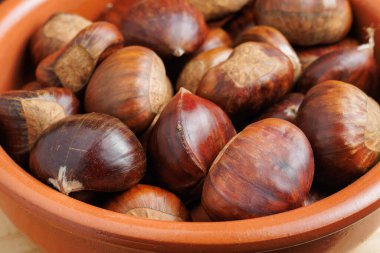 İspanya 'da bir çömlekte çiğ kestane