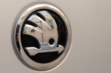 Alcoy, İspanya, 11-19-2024: Negatif alanlı Skoda amblemi