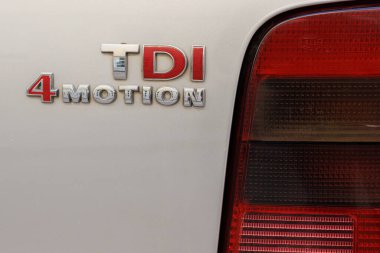 Alcoy, İspanya, 11-19-2024: Arabanın arka lambasının yanındaki Volkswagen TDI amblemi