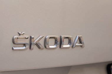 Alcoy, İspanya, 11-19-2024: Negatif alanlı Skoda amblemi