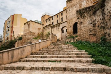 Alcoy şehrinin giriş kapısı olan ortaçağ manzarası, Riquer kulesi, portal ve NAia kulesi.