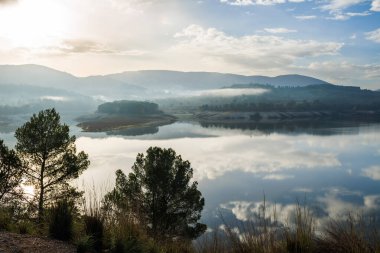 Beniarres rezervuarının iklim değişikliğinden dolayı düşük su seviyeli manzarası, İspanya
