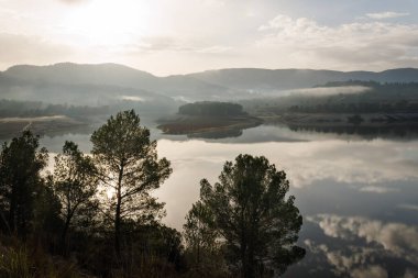 Beniarrs rezervuarının dramatik gündoğumu manzarası, İspanya