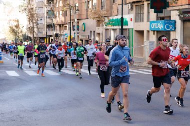 Alcoy, İspanya, 12-15-2024: Alcoy 2024 yarı maratonuna katılanlar