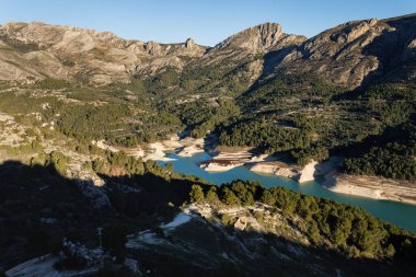 Kuraklık ve iklim değişikliğinden kaynaklanan çok az su bulunan Guadalest rezervine sahip dağ manzarası İspanya