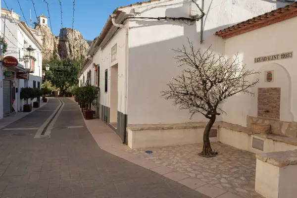 20 Aralık 2024 'te ortaçağ Guadalest kasabasında çeşmeli bir sokak, İspanya