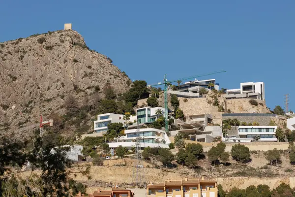 20 Aralık 2024 'te Calpe ve Altea arasında Akdeniz boyunca inşaat endüstrisi, İspanya