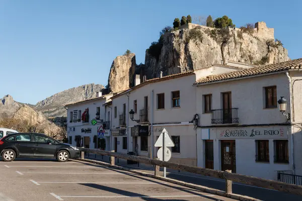 20 Aralık 2024 'te üzerinde ortaçağ şatosu olan tarihi Guadalest şehrinin manzarası, İspanya