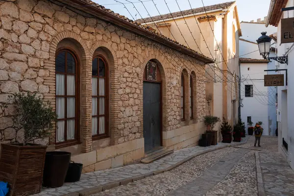 Guadalest, İspanya, 12 / 20 / 2024: Tarihi Guadalest kasabasında turistlerle dolu bir sokak