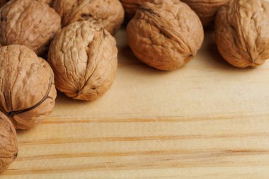 Mutfak tahtasındaki kabuklu ceviz yakın plan.