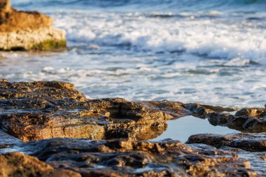İspanya, Alicante 'deki Agua Amarga sahilinin Rocky sahili.