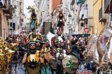 Alcoy, İspanya, 04-20-2024: Berberiler ve Hıristiyanlar Alcoy 2024
