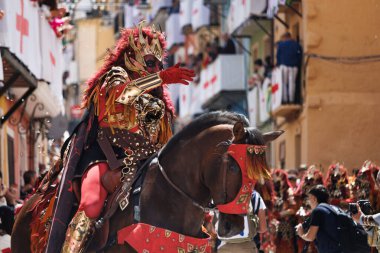 Alcoy 2024 'ün koruyucu aziz şenliklerinde at sırtındaki savaşçı.
