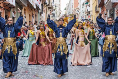 Alcoy, İspanya, 04-20-2024: Moros y Cristianos Parade Alcoy 2024