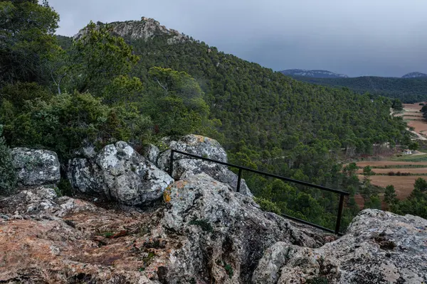 Yağmurlu bir günde Sierra de Mariola doğal parkı, Bocairent, İspanya