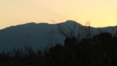 İspanya 'daki Sierra de Mariola Doğal Parkı' nın tepesinde alacakaranlık.
