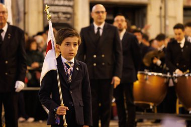 Alcoy 2024 'teki Moors ve Hristiyan şenlikleri sırasında San Jorge adlı çocuğun Plaza de Espaa' sına giriş.