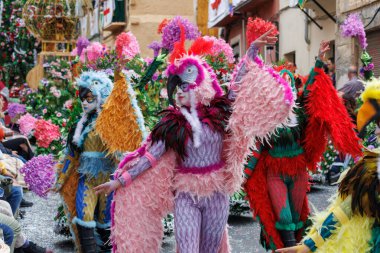 Alcoy 2024 'teki Moros y Cristianos geçit töreninde Ana Botella bale grubunun El Jardin de la Alhambra balesi.