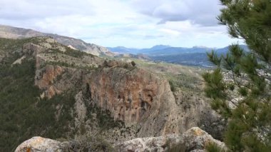 Kartalların zirvesinde rüzgarlı ve bulutlu bir gün, Safor Dağı ve Simat de la Valldigna Dağları, Comunidad Valenciana, İspanya
