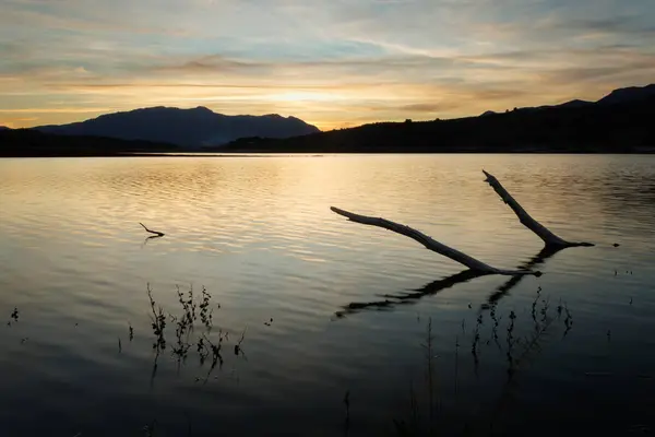 Beniarres rezervuarındaki Zen benzeri deniz manzarası, İspanya