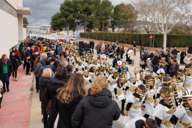 Muro de Alcoy, İspanya, 02-28-2025: Muro de Alcoy 'daki Karnaval 2025 Çocuk Okulu