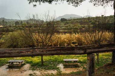 Benilloba, İspanya 'daki Salt del Moli' de piknik alanı üzerine yağışlı manzara