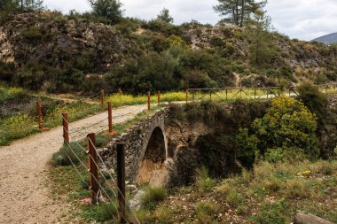 Benilloba, İspanya yakınlarındaki bir yürüyüş yolunda Moli del Salt 'a giden eski bir taş köprü..