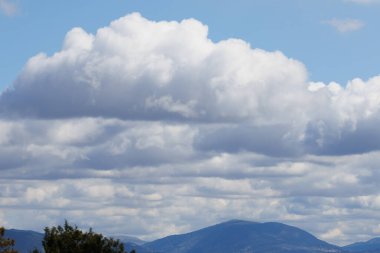 Dağların üzerinde fırtına bulutları oluşuyor, İspanya
