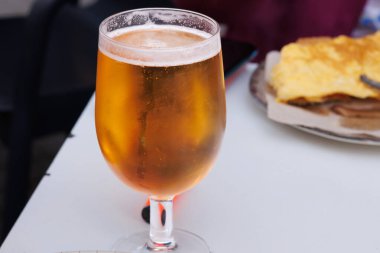 Barın terasında taze bira, Alcoy, İspanya