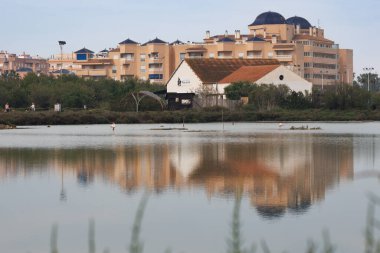 Santa Pola tuz düzlüklerinin manzarası, bedava tuz müzesi, İspanya