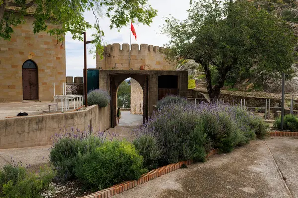 Xativa, İspanya, 04-15-2025: İçerideki Xativa Kalesine giriş kapısı