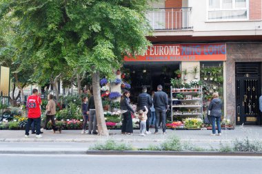 Alcoy, İspanya, 04-28-2025: İspanya 'da elektrik kesintisi, insanların Alcoy' daki bir Çin pazarından pil ve el feneri satın alması, elektriksiz akıllı bir şehir.
