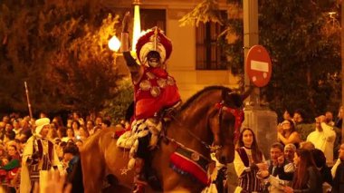 Alcoy, İspanya, 05-03-2025: Alcoy 2025 'teki Moors ve Hristiyan festivalinde özel Marakeş grubu