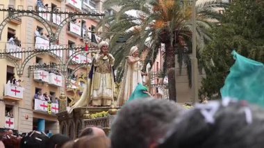 Alcoy, İspanya, 05-03-2025: Mağripli kaptan ve onun en sevdiği dalga 2025 Alcoy Moors ve Hristiyan geçit töreninde.