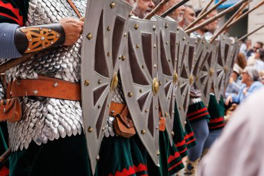 Alcoy, İspanya, 05-03-2025: Alcoy 2025 'teki Moors ve Hristiyan festivalinde arma düzeni