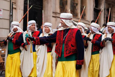 Alcoy, İspanya, 05-03-2025: Alcoy 2025 'teki Moors ve Hristiyanlar Festivali sırasında The Early Morning Parade' deki Llana grubu geçit töreni