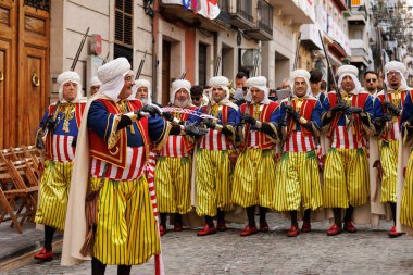 Alcoy, İspanya, 05-03-2025: The Mudejares grubu Alcoy 2025 'teki Moors ve Christian Festival sırasında Sabah Yürüyüşü' nde