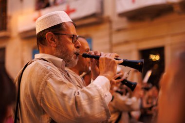 Alcoy, İspanya, 05-03-2025: Alcoy 2025 'te Moors ve Hristiyanlar geçit töreninde dulzaina çalan müzisyen