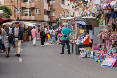 Alcoy, İspanya, 05-03-2025: 2025 Moors ve Hristiyanlar için kurulan sokak dükkanları Alcoy 'daki azize şenliklerinin koruyucusu