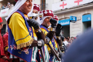 Alcoy, İspanya, 05-03-2025: Alcoy 2025 'teki Moors and Christian festivalinde Ligeros grubunun gülümseyen takımı