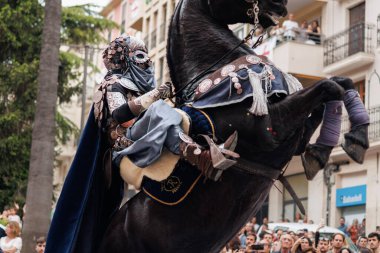 Alcoy, İspanya, 05-03-2025: Alcoy 2025 'te düzenlenen Moors ve Hristiyan festivalinde özel Chano grubundan at sırtında bir savaşçı