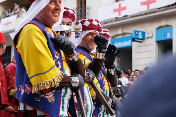 Alcoy, İspanya, 05-03-2025: Alcoy 2025 'teki Moors and Christian festivalinde Ligeros grubunun gülümseyen takımı