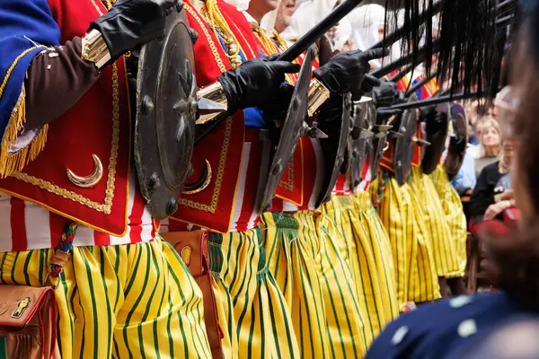 Alcoy, İspanya, 05-03-2025: Alcoy 2025 'teki Moors ve Hristiyan festivalinde Mudejares grubu