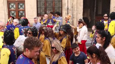 Alcoy, İspanya, 05-04-2025: Alcoy 2025 'teki Moors ve Hristiyan şenliklerinde konfeti ve şeker atan şenliklerle gayri resmi geçit töreni