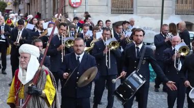 Alcoy, İspanya, 05-04-2025: Alcoy 2025 'teki Moors ve Hristiyan festivalinde yürüyüş bandosu