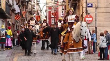 Alcoy, İspanya, 05-04-2025: At sırtındaki haberciler, Alcoy 2025 'teki Moors ve Christian festivalinde geçit törenine başladılar