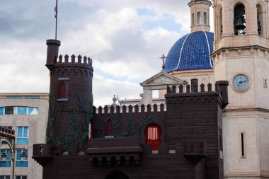 Alcoy, İspanya, 05-04-2025: Moors ve Hristiyanlar için Alcoy meydanında arka planda kilise festivali düzenlendi