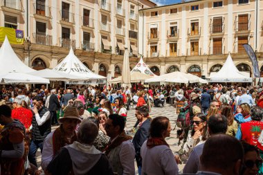 Alcoy, İspanya, 05-04-2025: Alcoy 2025 'teki Moors ve Hristiyan festivali sırasında yiyecek ve içeceklerle birlikte iç meydanda şenlikli bir atmosfer