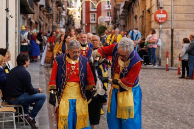 Alcoy, İspanya, 05-04-2025: Alcoy 2025 'teki Moors ve Hristiyan festivalinde mumların yakılması