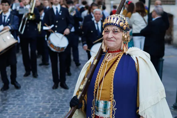 Alcoy, İspanya, 05-04-2025: Yaşlı bir kadın, Alcoy 2025 'teki Moors ve Hristiyan kutlamaları sırasında kameraya gülümsüyor